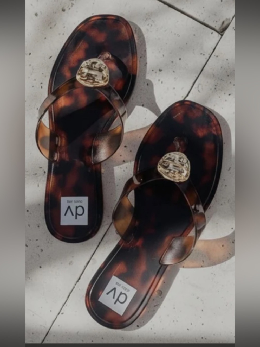 DV by Dolce Vita Tortoiseshell Jelly Thong Sandals with Gold Medallion New Sz 10